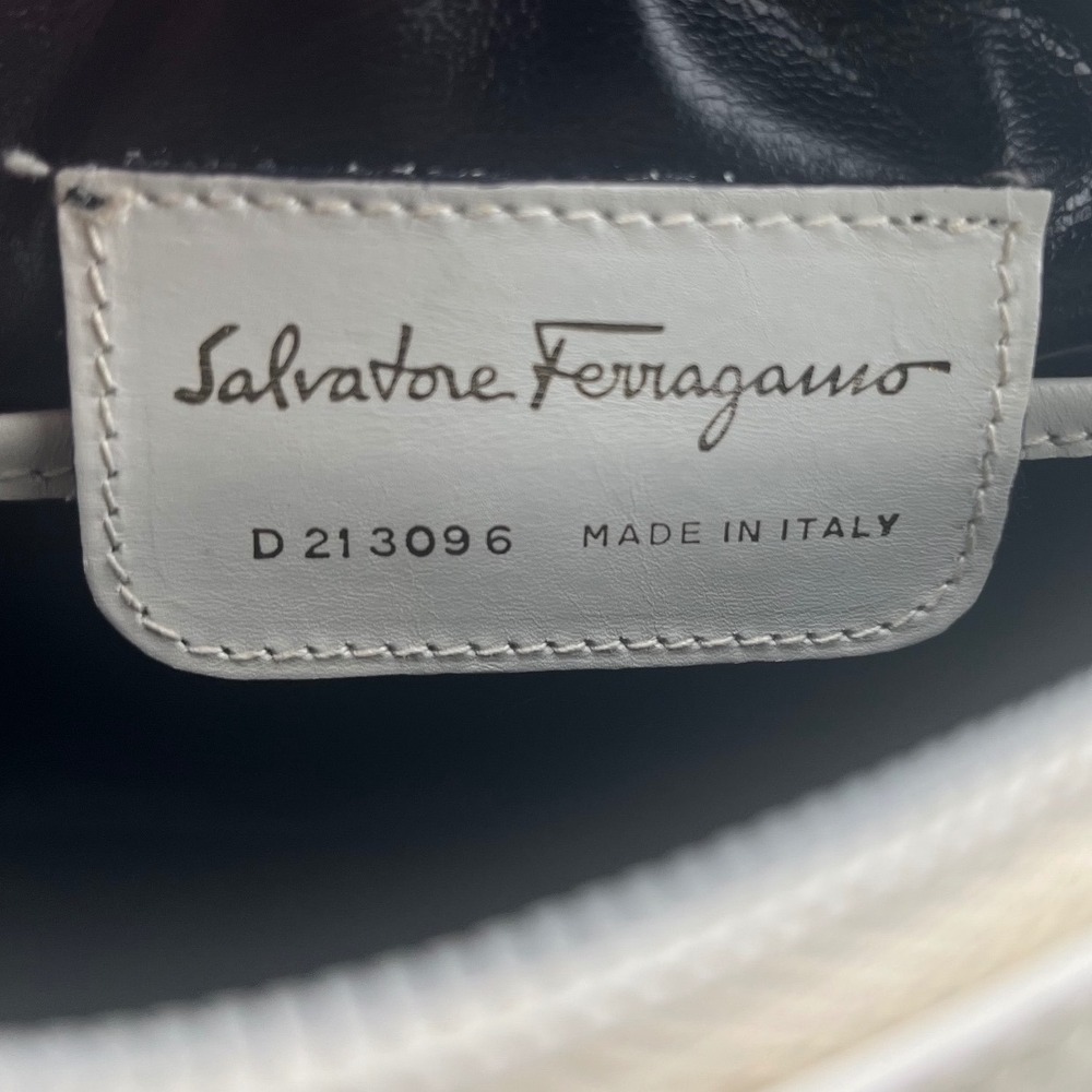 Salvatore Ferragamo Ivory Leather Vara Bow Camera Crossbody Gold Hardware Italy - Picture 3 of 16